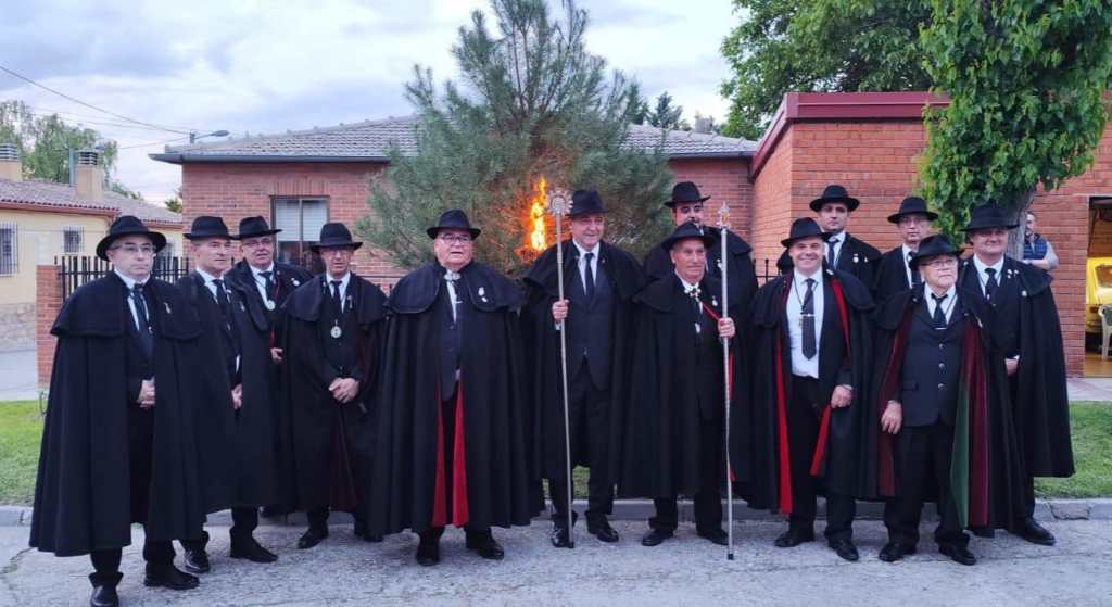 Los 13 miembros de la Cofradía del Pino.